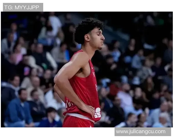 特雷杨穿裆妙传助攻里萨谢精彩上篮得分瞬间展现完美配合